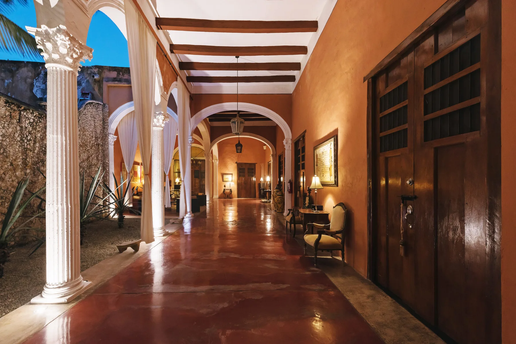 Galería porticada de noche, Hotel Hacienda VIP