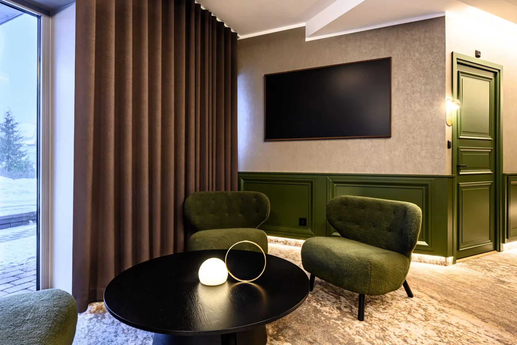 Salón del hotel con televisión