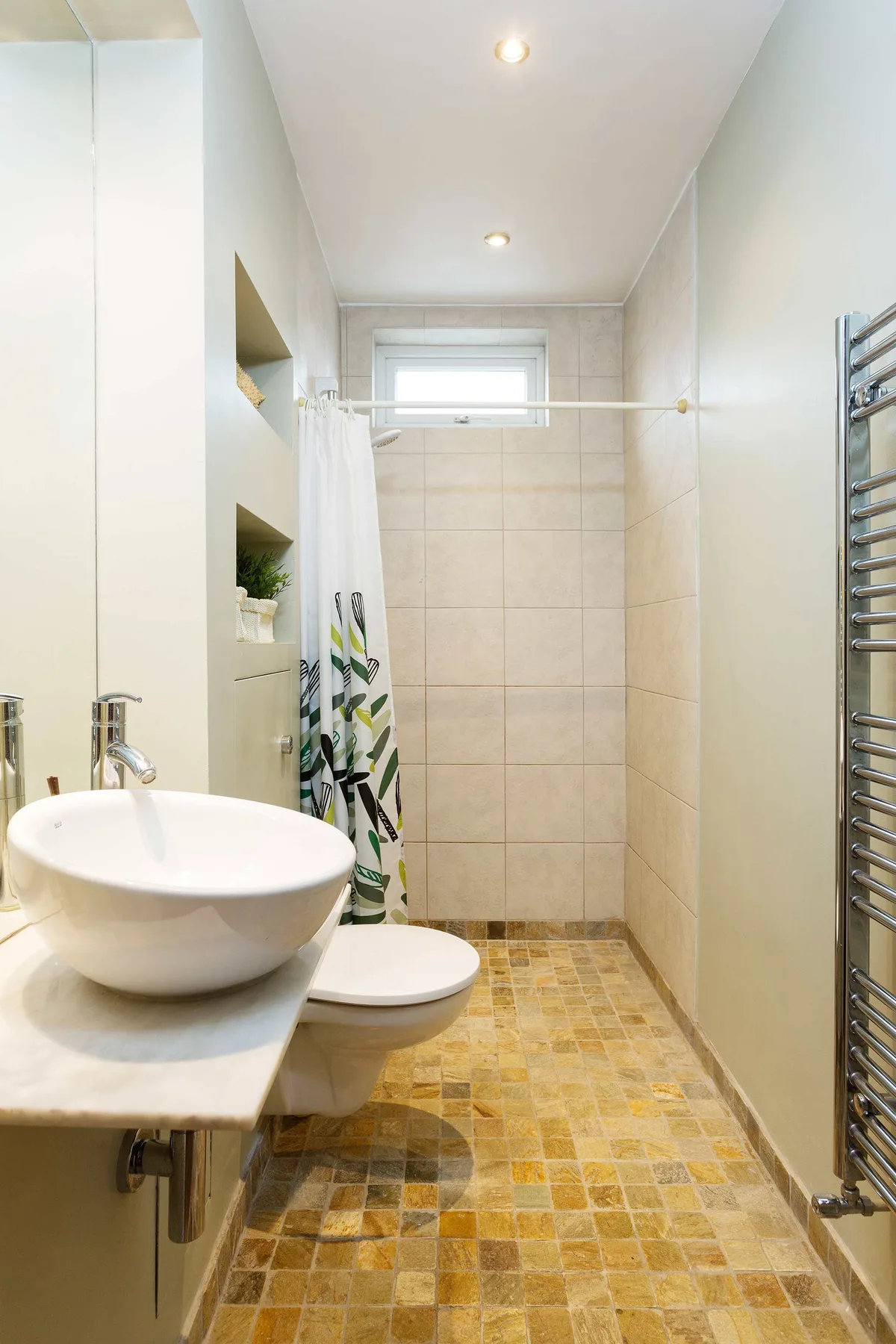 Un baño con lavabo, inodoro y cortina de ducha.