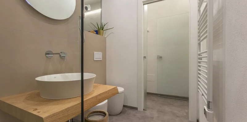 Un baño con una bañera exenta y un mueble de madera.