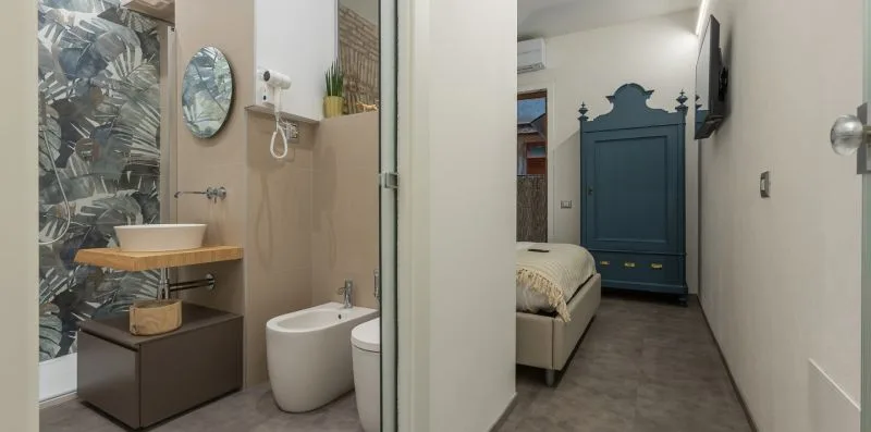 Un dormitorio con una zona de baño contigua con lavabo e inodoro.