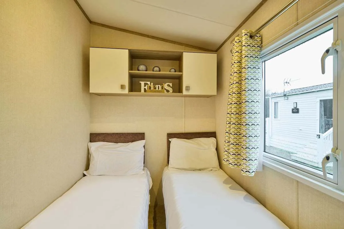 Un dormitorio con dos camas individuales y una ventana.