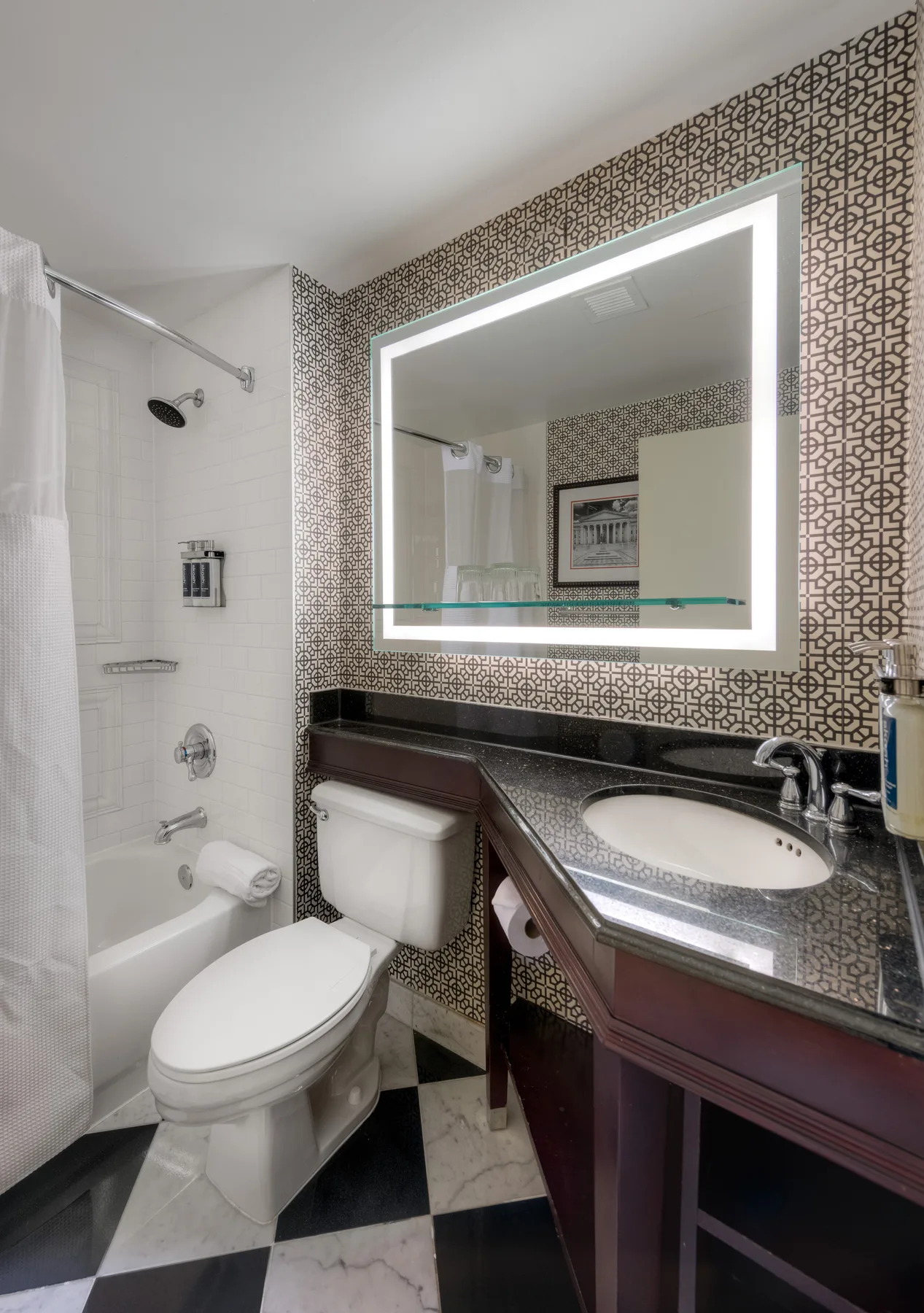 Baño de la habitación con espejo de lavabo iluminado