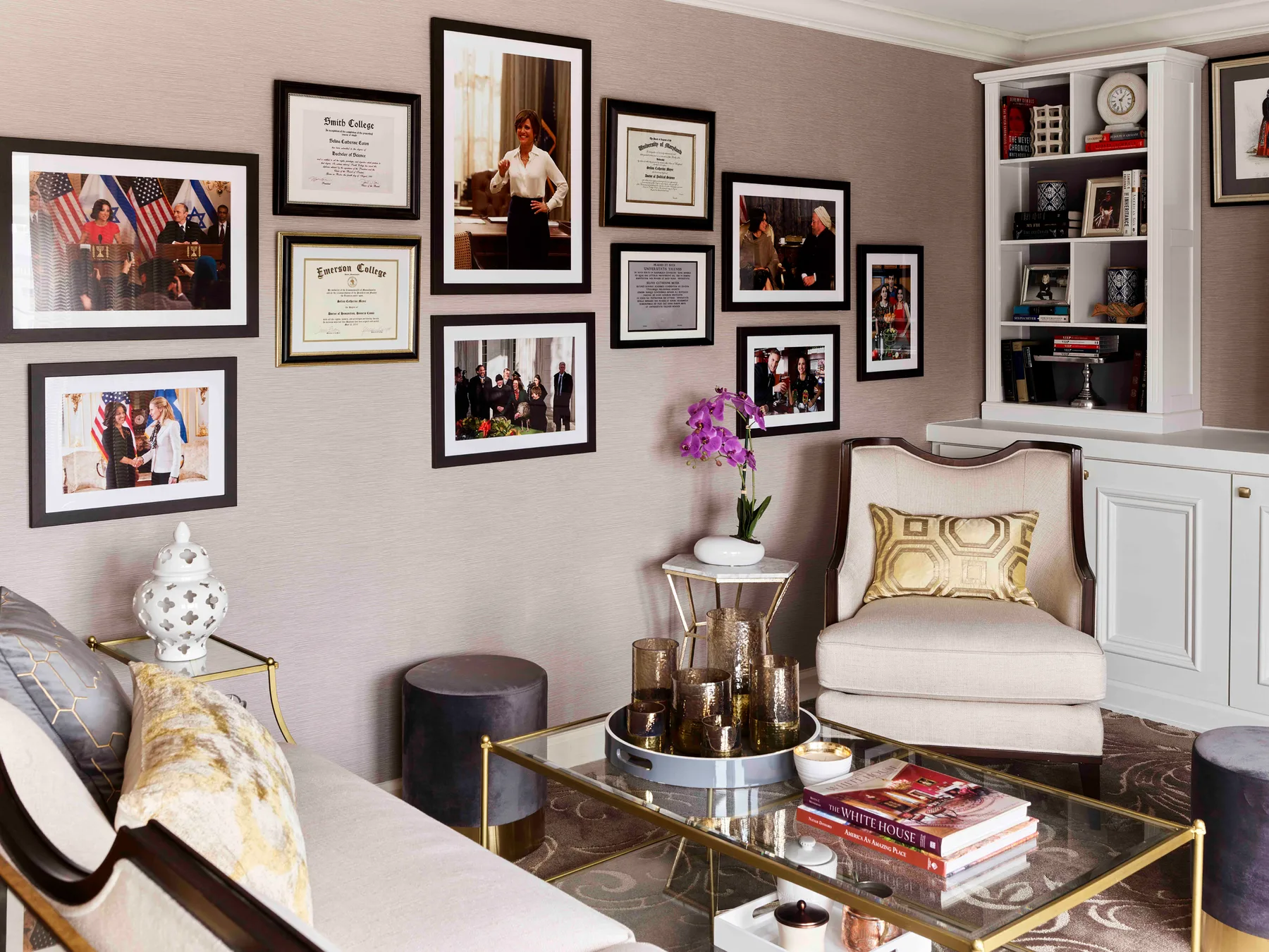 Sala de estar de la VEEP Suite con pared de cuadros y sofá
