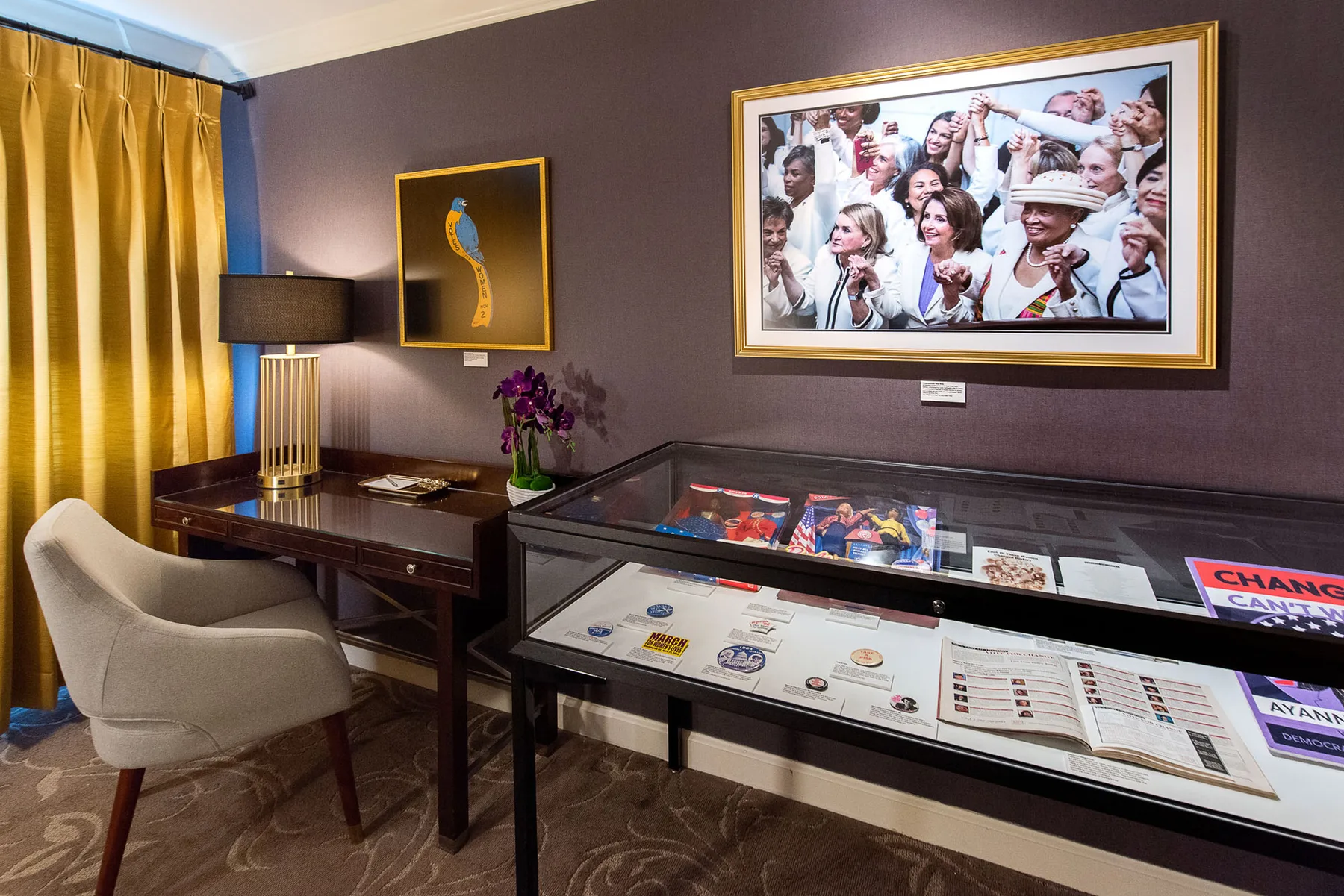 Espacio de trabajo y obras de arte enmarcadas de la Suffrage Suite