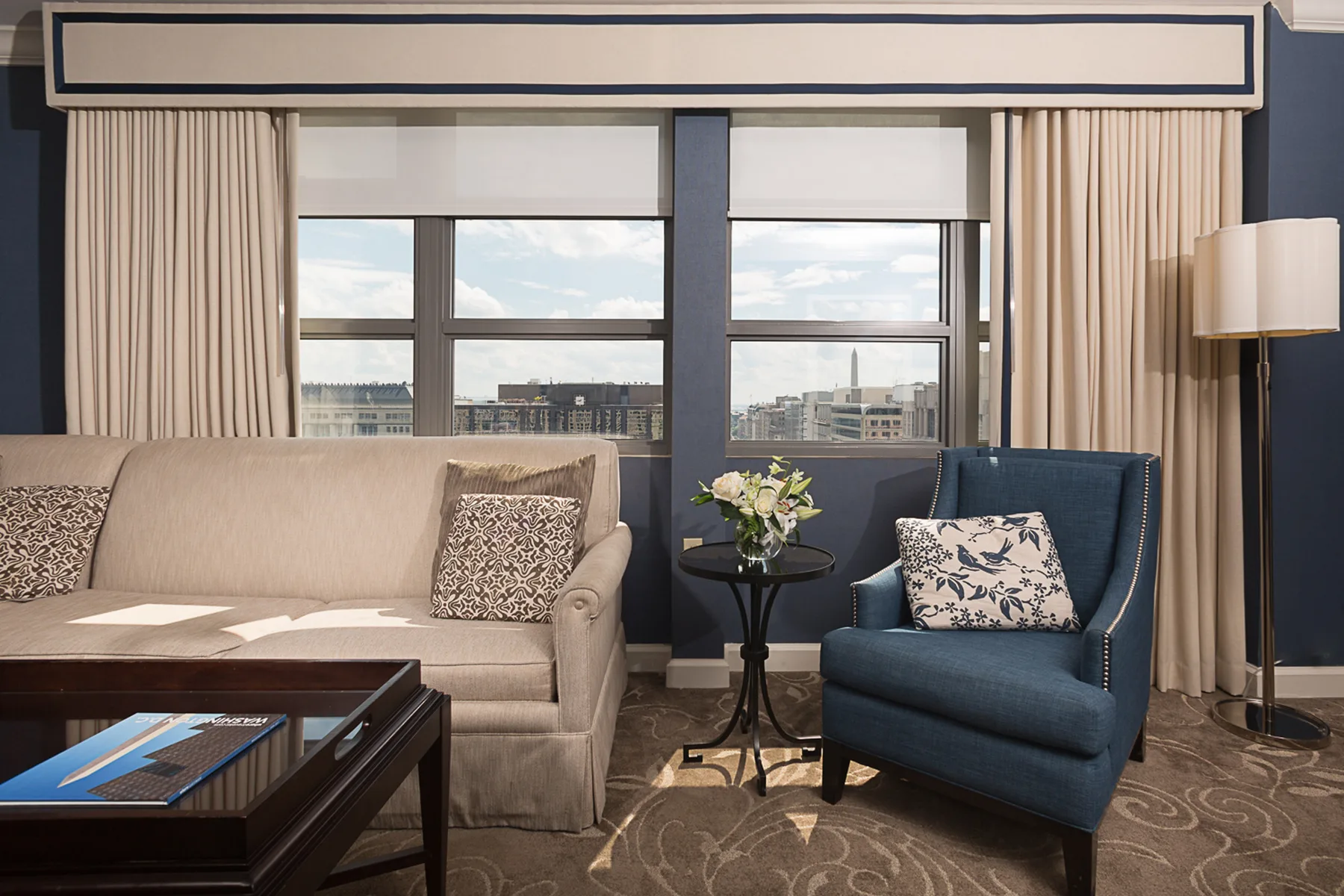 Sala de estar de la suite con sofá y sillón