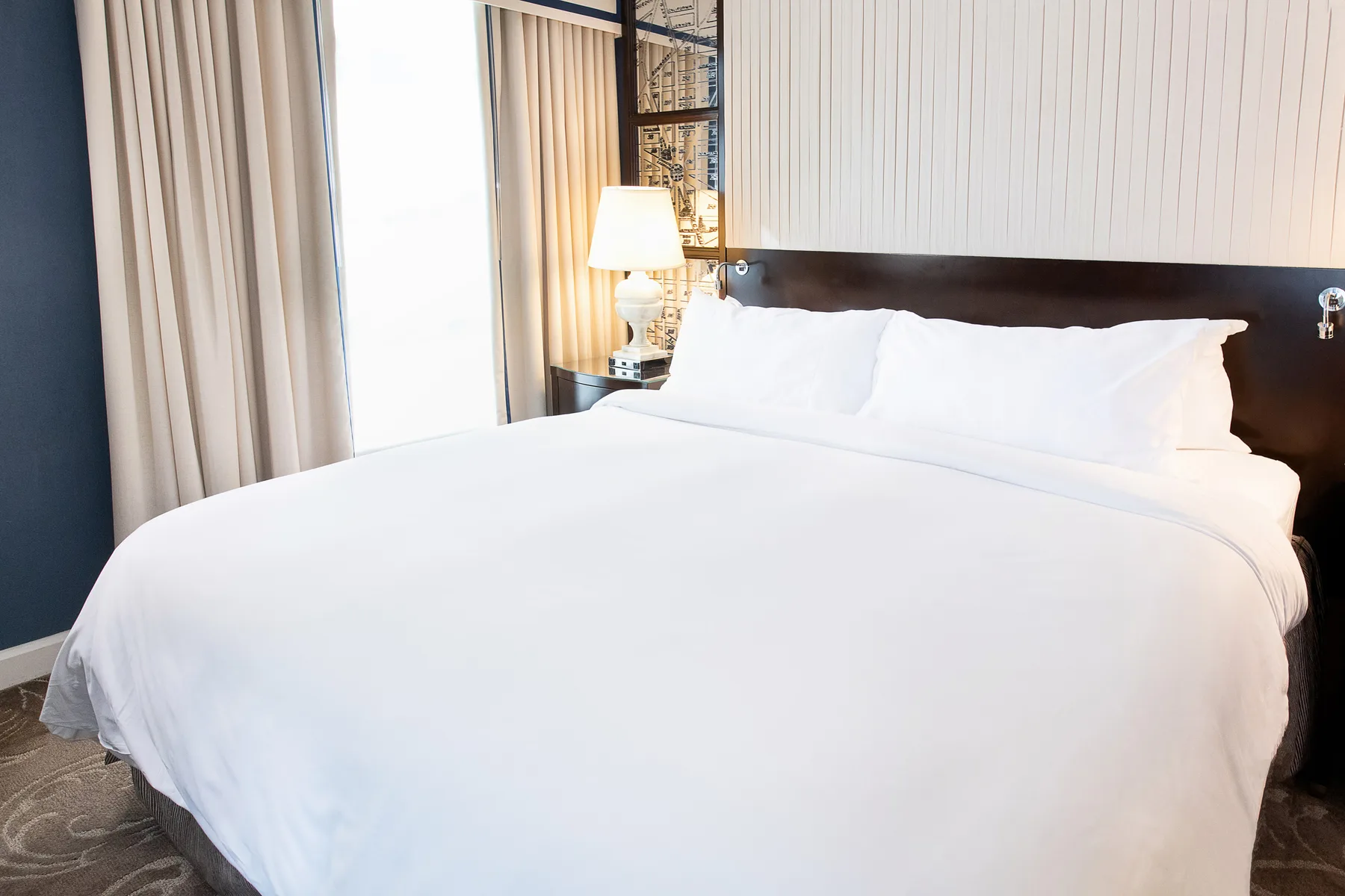 Dormitorio con cama king y ventanas de gran tamaño