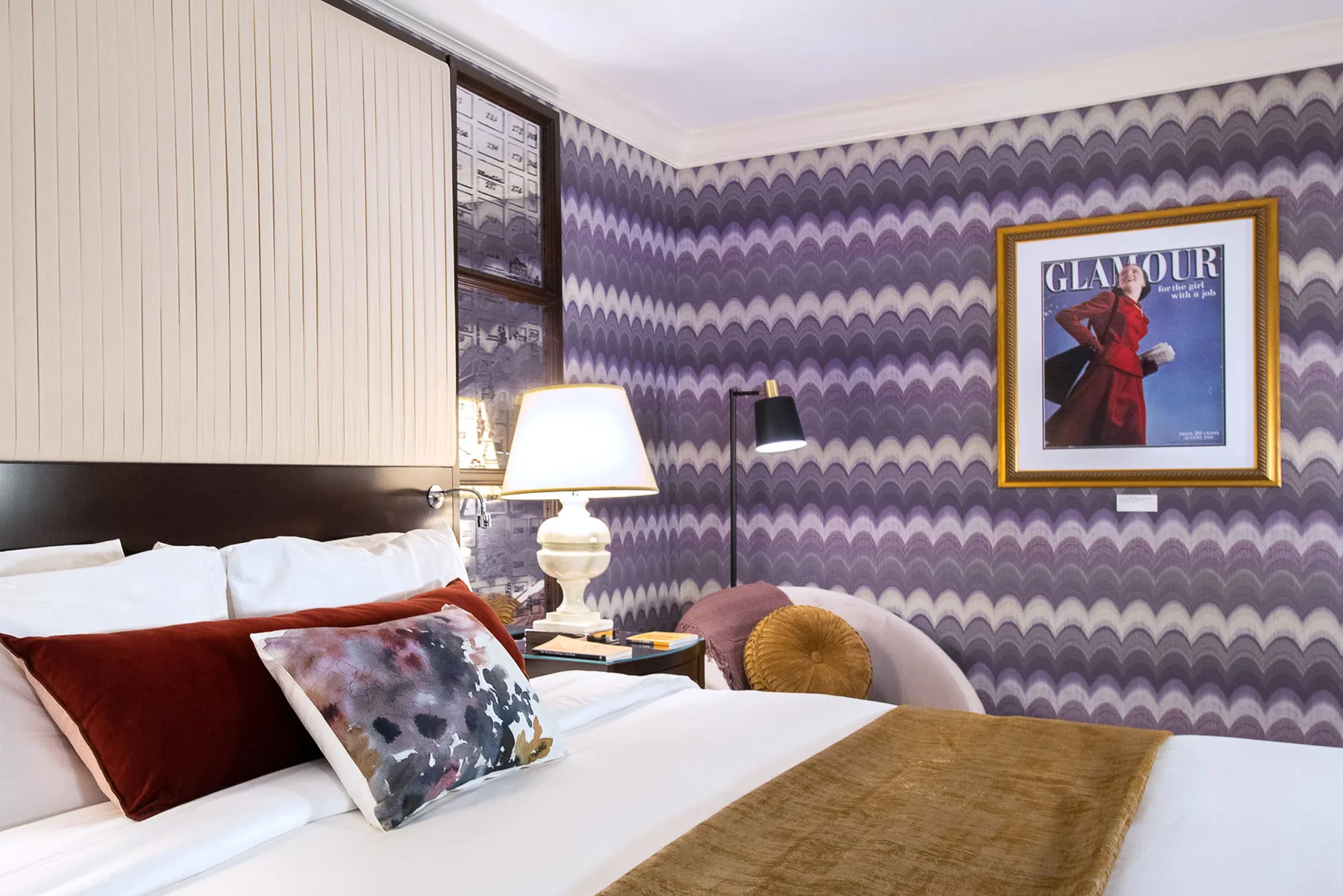 Dormitorio de la Suffrage Suite con papel tapiz estampado