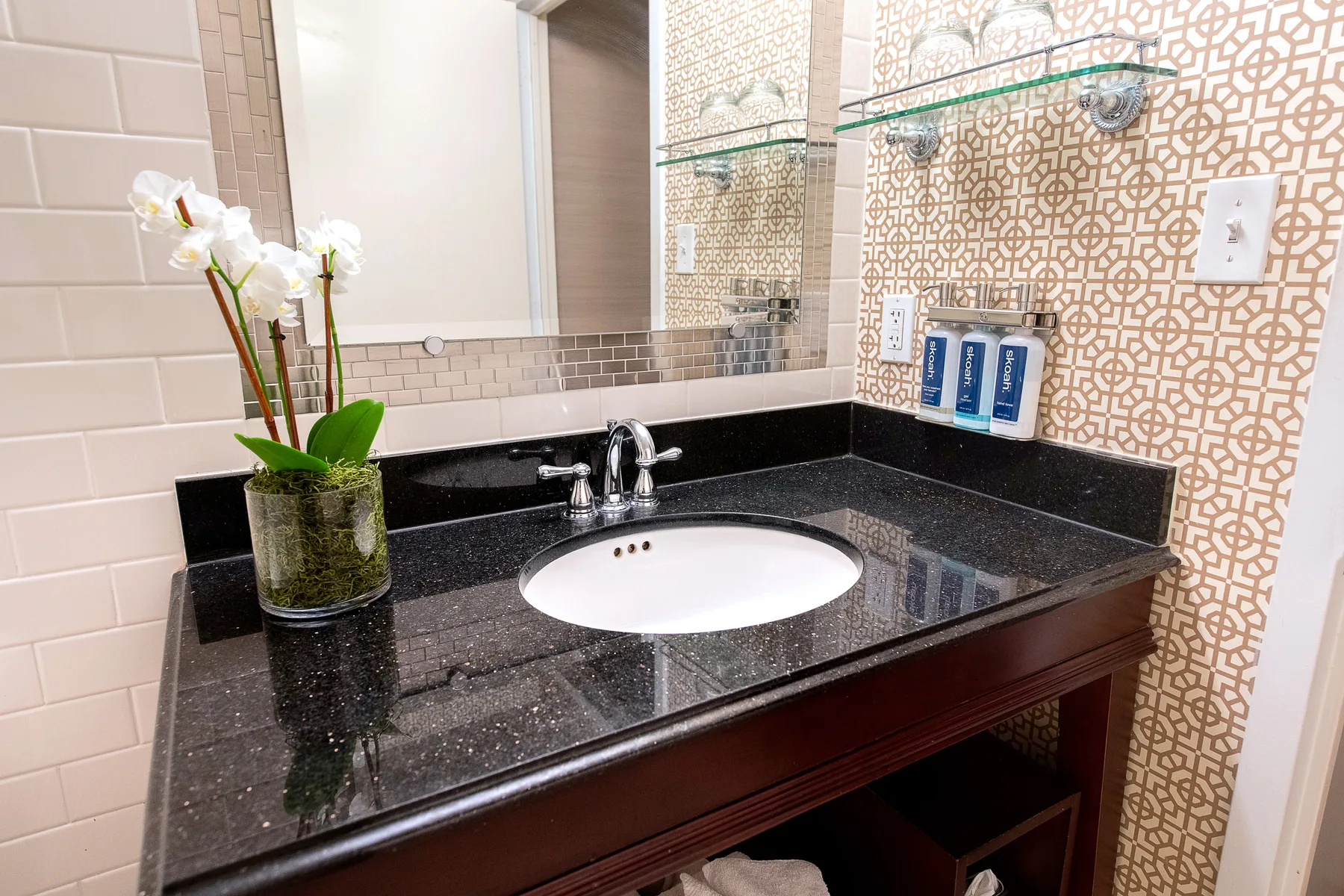 Mueble de lavabo del baño de la habitación
