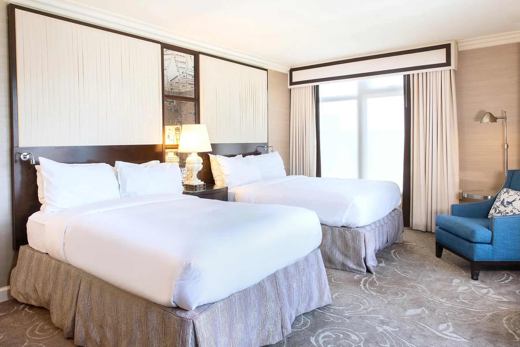 Habitación de hotel con dos camas queen