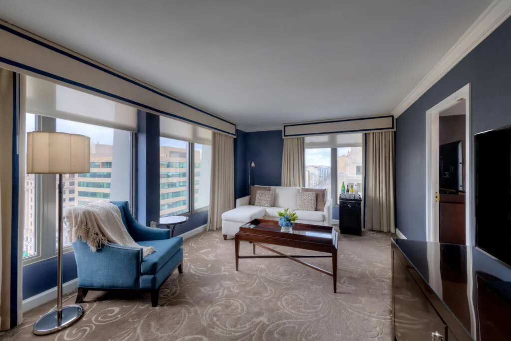 Sala de estar de la suite con vistas al perfil urbano y zona de estar independiente
