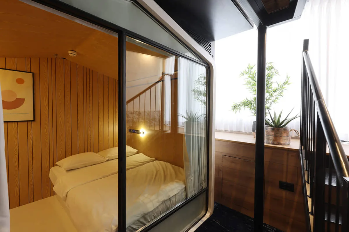 O Comfy elevated accessible double capsule