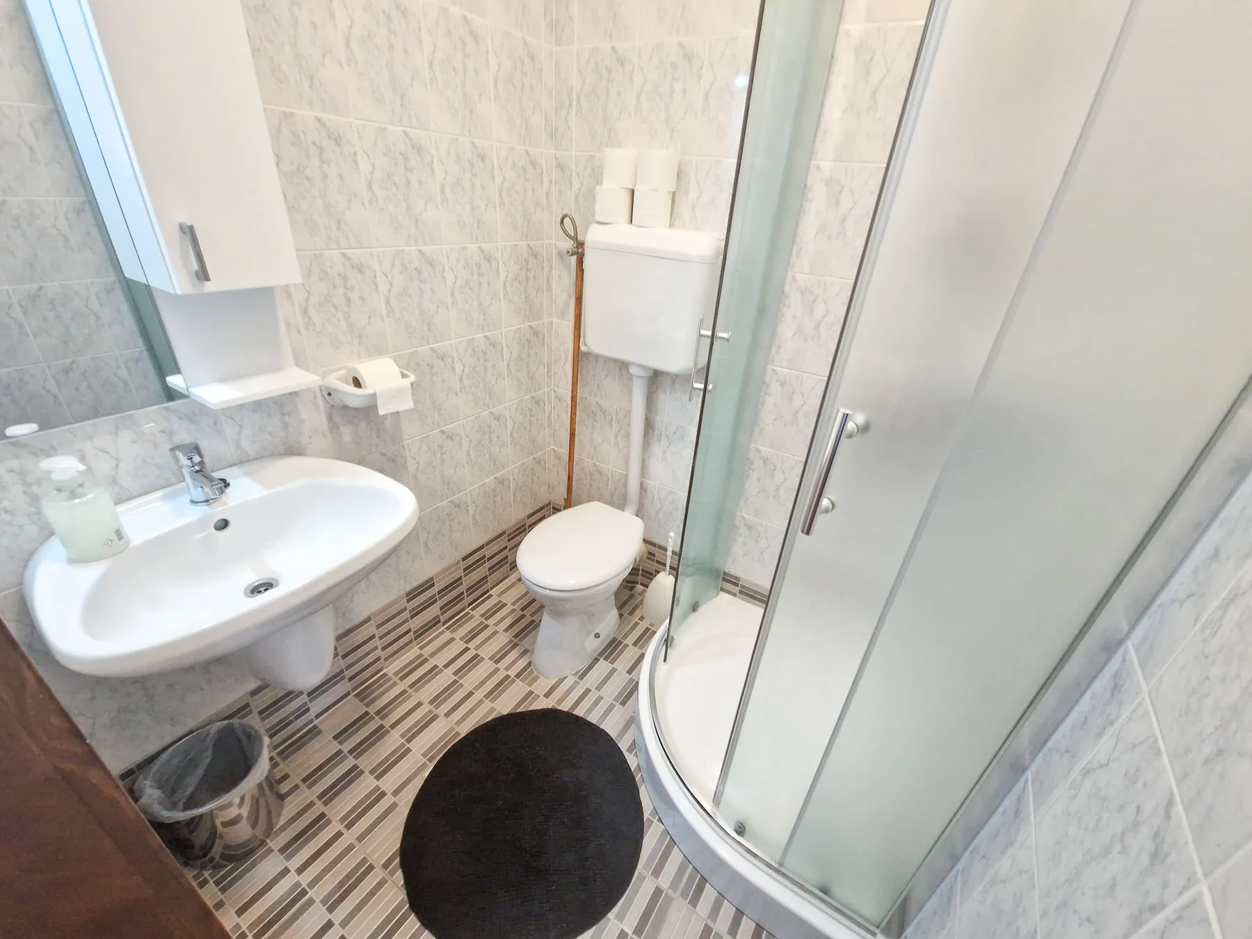 Guest-room bathroom