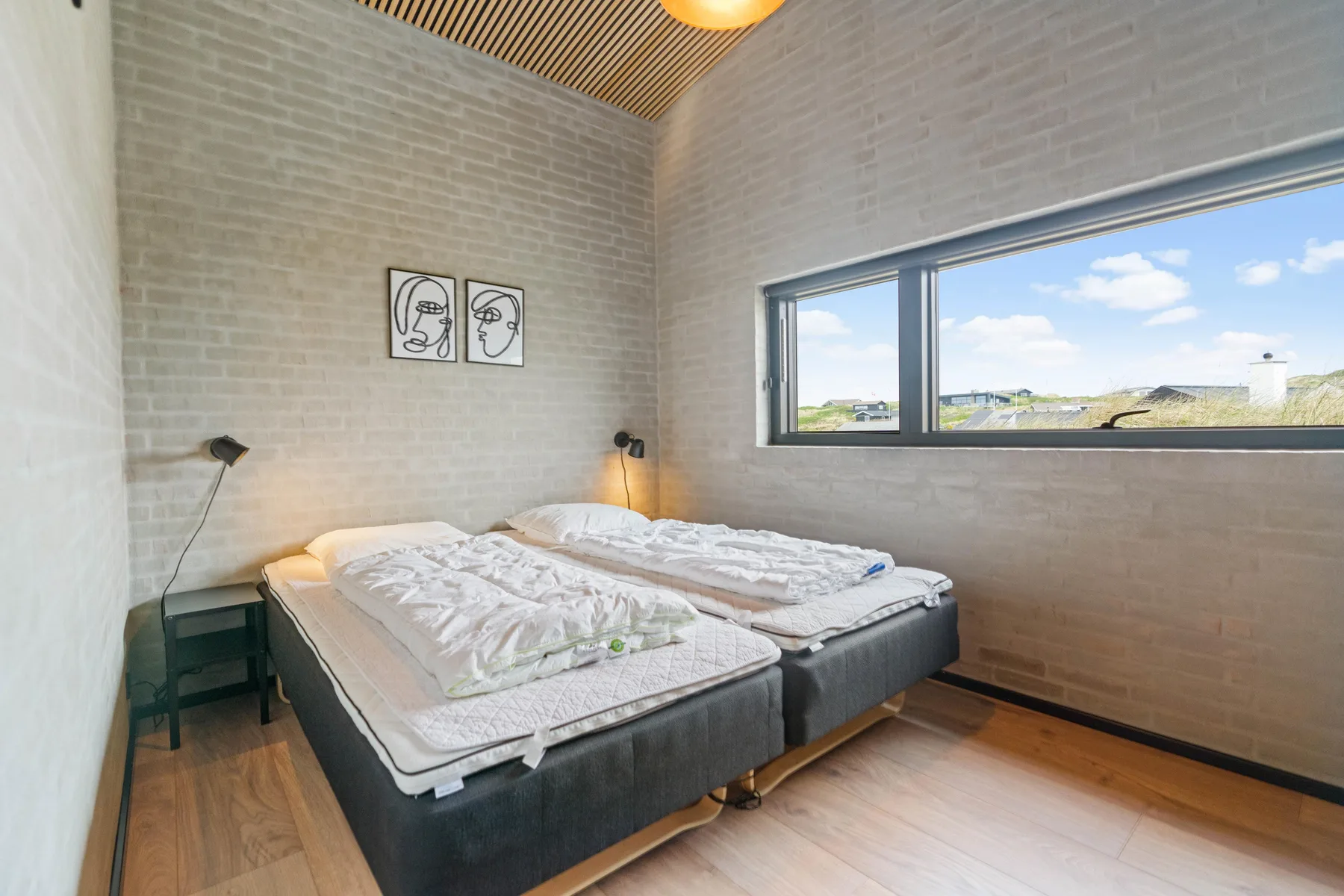 Un dormitorio con una cama grande y una ventana amplia con vistas al paisaje.