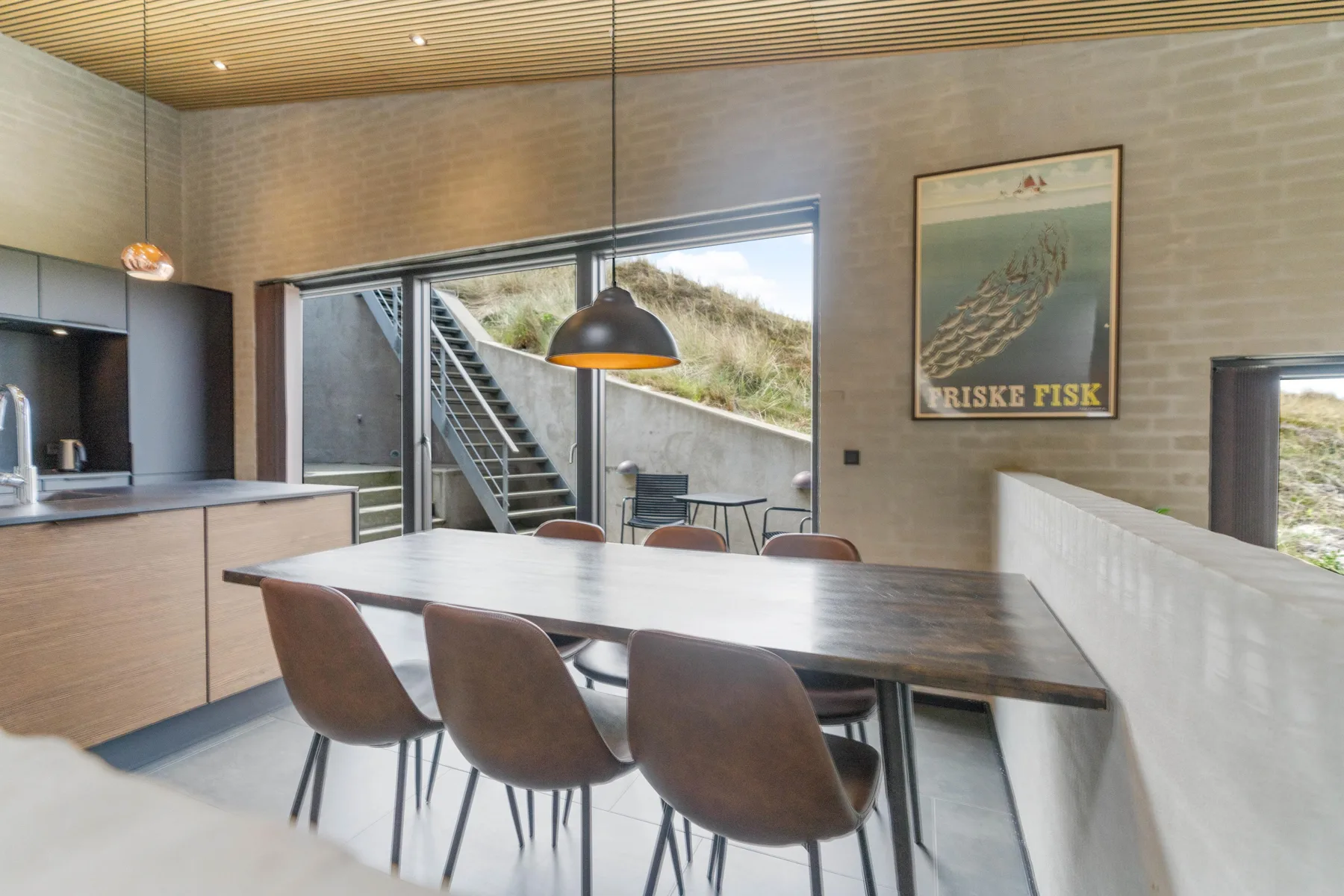 Comedor con mesa y sillas junto a la cocina.