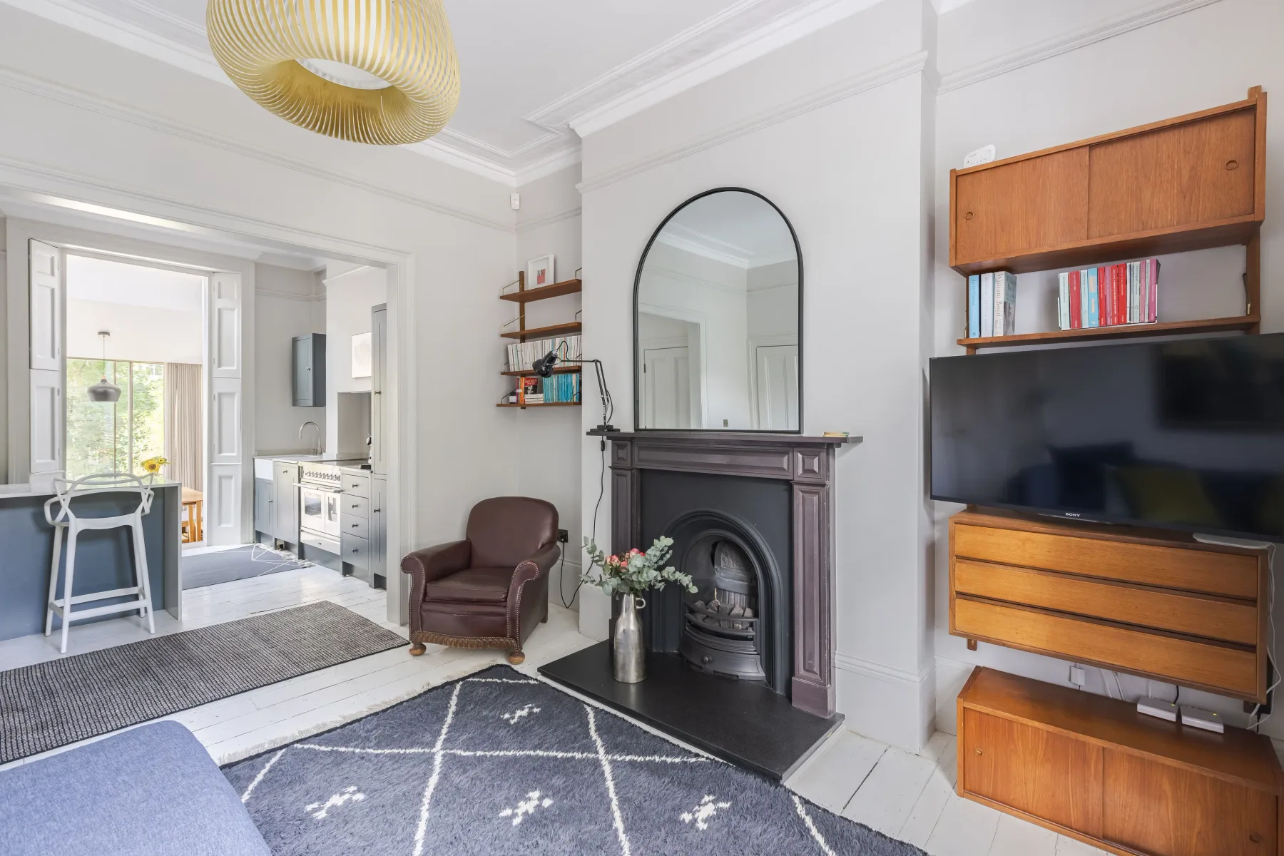 Sala de estar con chimenea, televisor y asientos.
