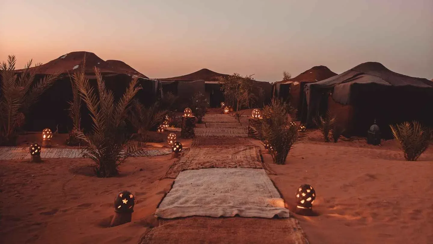 Campamento Kam Kam Dunes en el desierto al atardecer