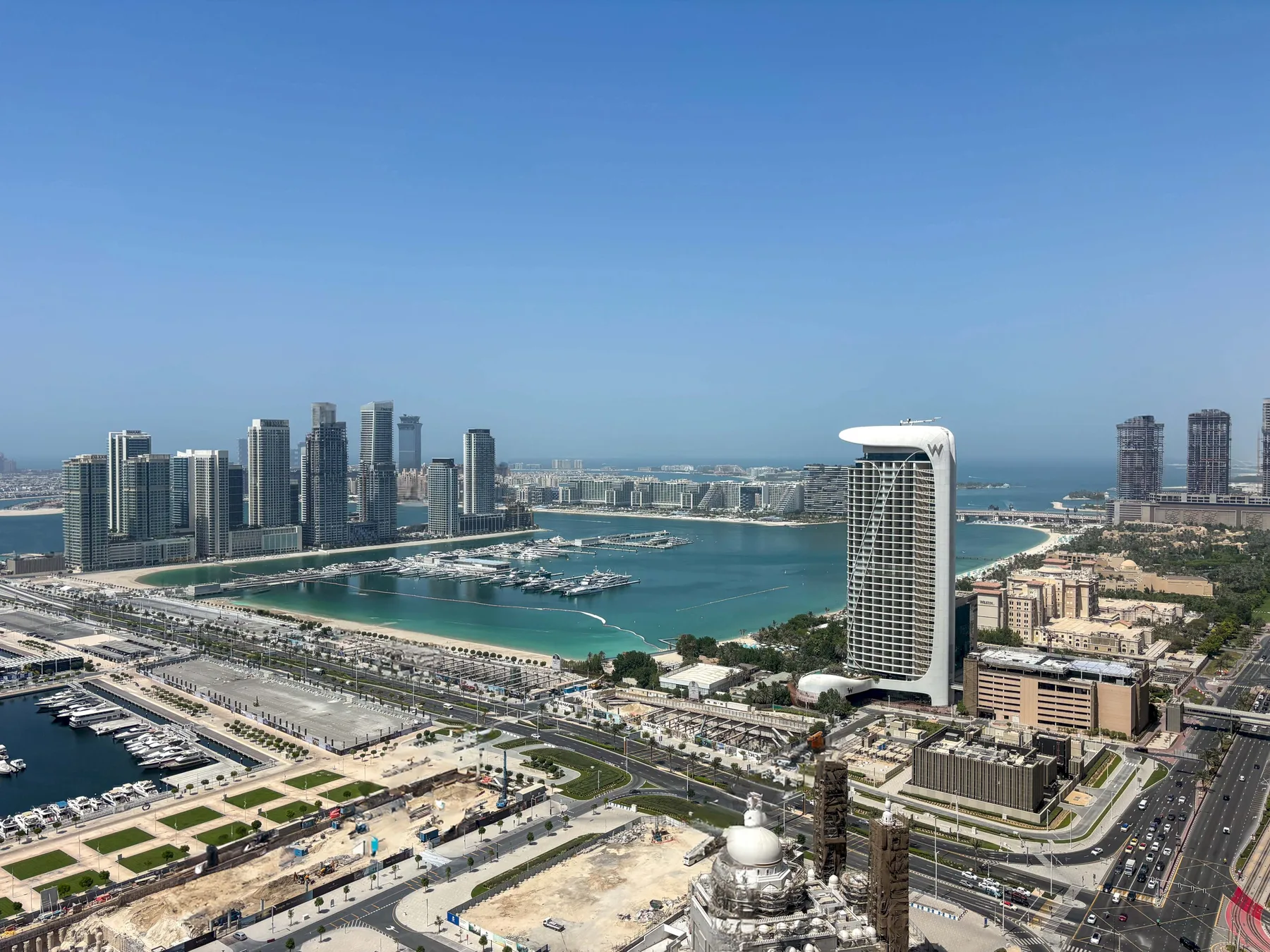 El horizonte de una ciudad costera domina las aguas turquesas y las marinas.