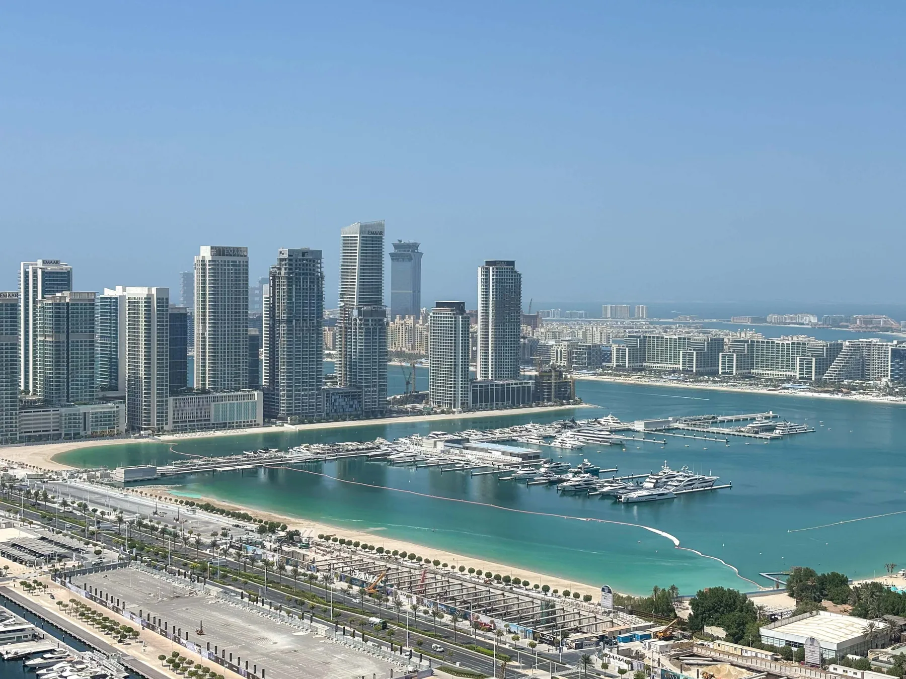El horizonte de una ciudad costera da a una marina y aguas turquesas.