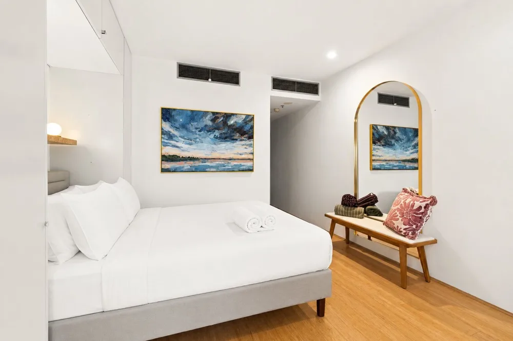 Cama y espejo