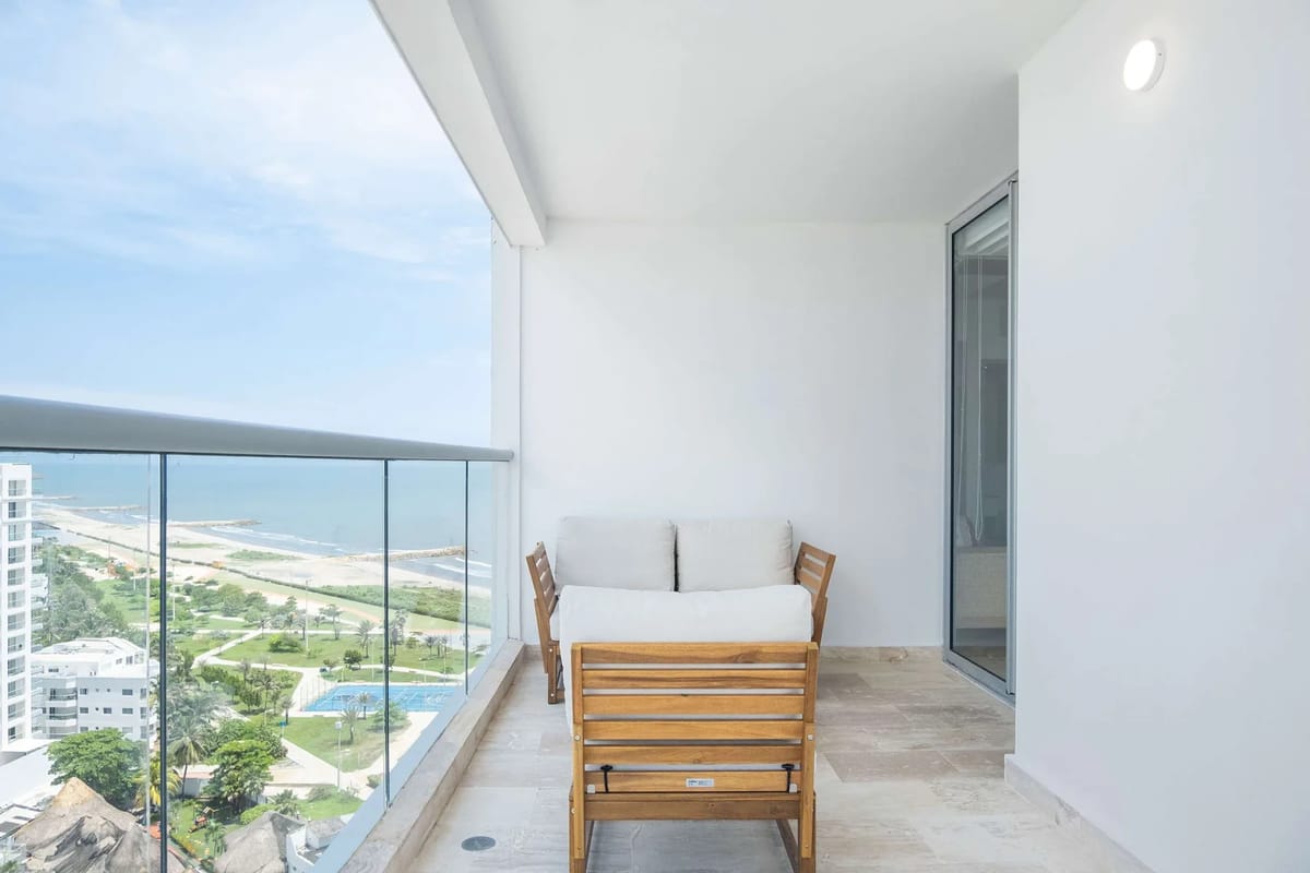 Elegant Beachview 1BR w/ Balcony in Crespo