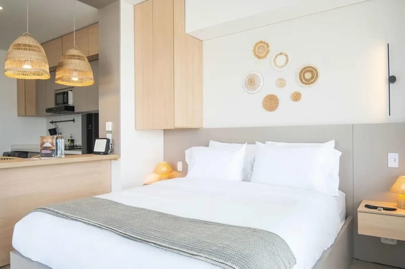 Elegant Beachview 1BR w/ Balcony in Crespo