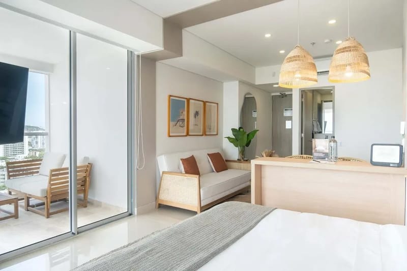 Elegant Beachview 1BR w/ Balcony in Crespo