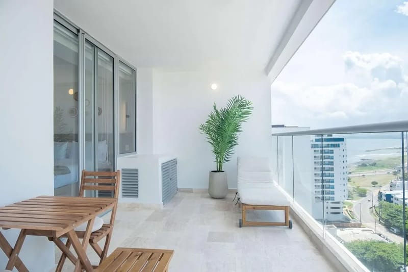 Elegant Beachview 1BR w/ Balcony in Crespo