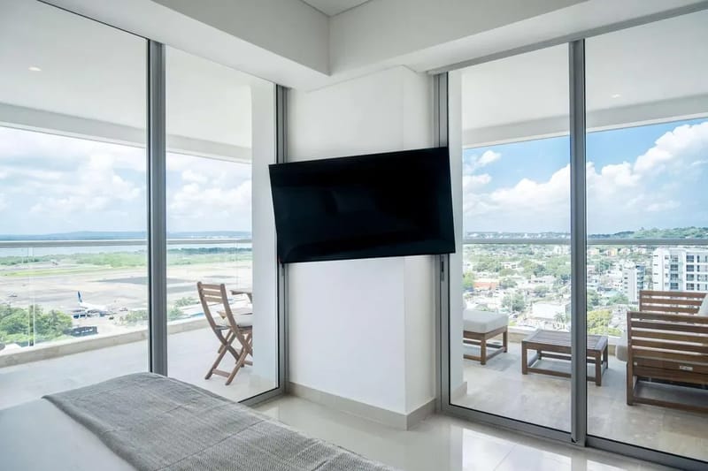 Elegant Beachview 1BR w/ Balcony in Crespo