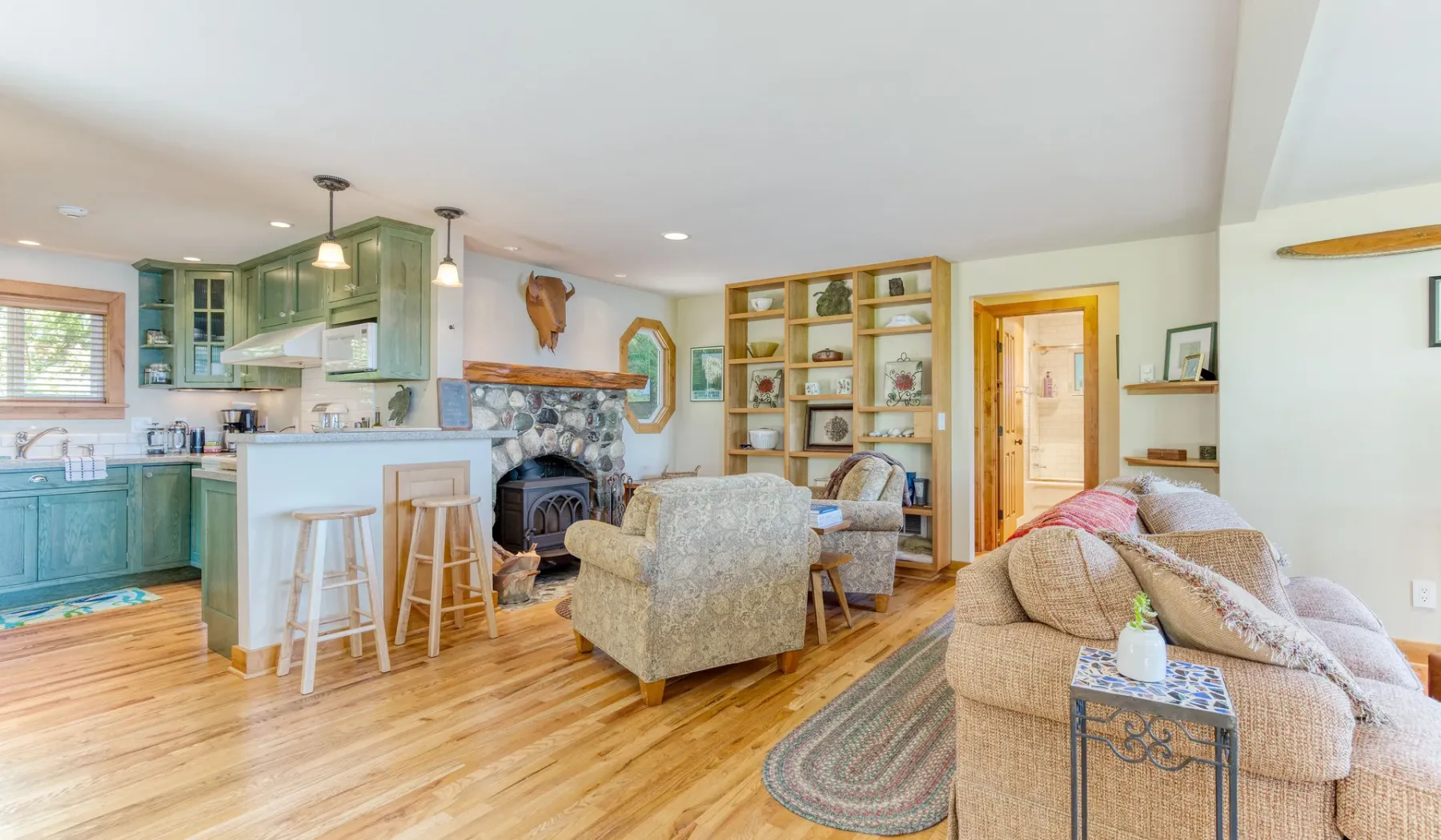 Una sala de estar abierta con asientos junto a la cocina y el comedor.