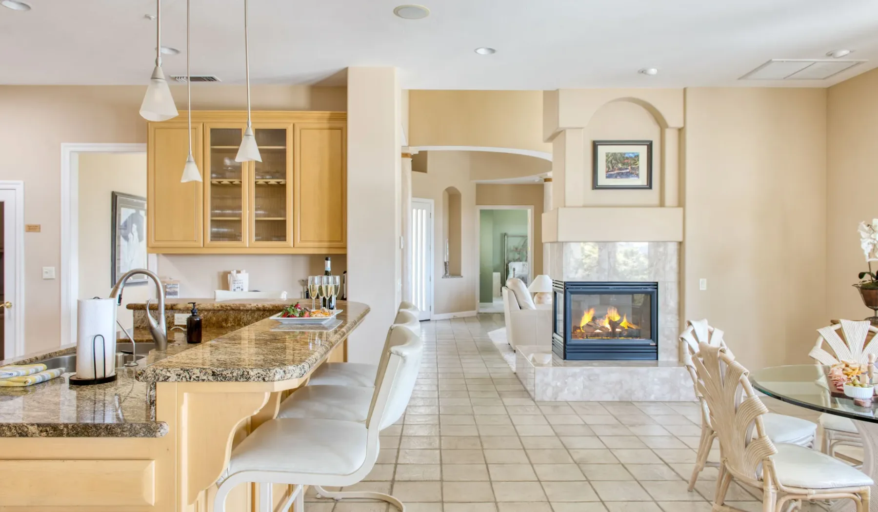 Una cocina y comedor abiertos dan a una sala de estar con chimenea.
