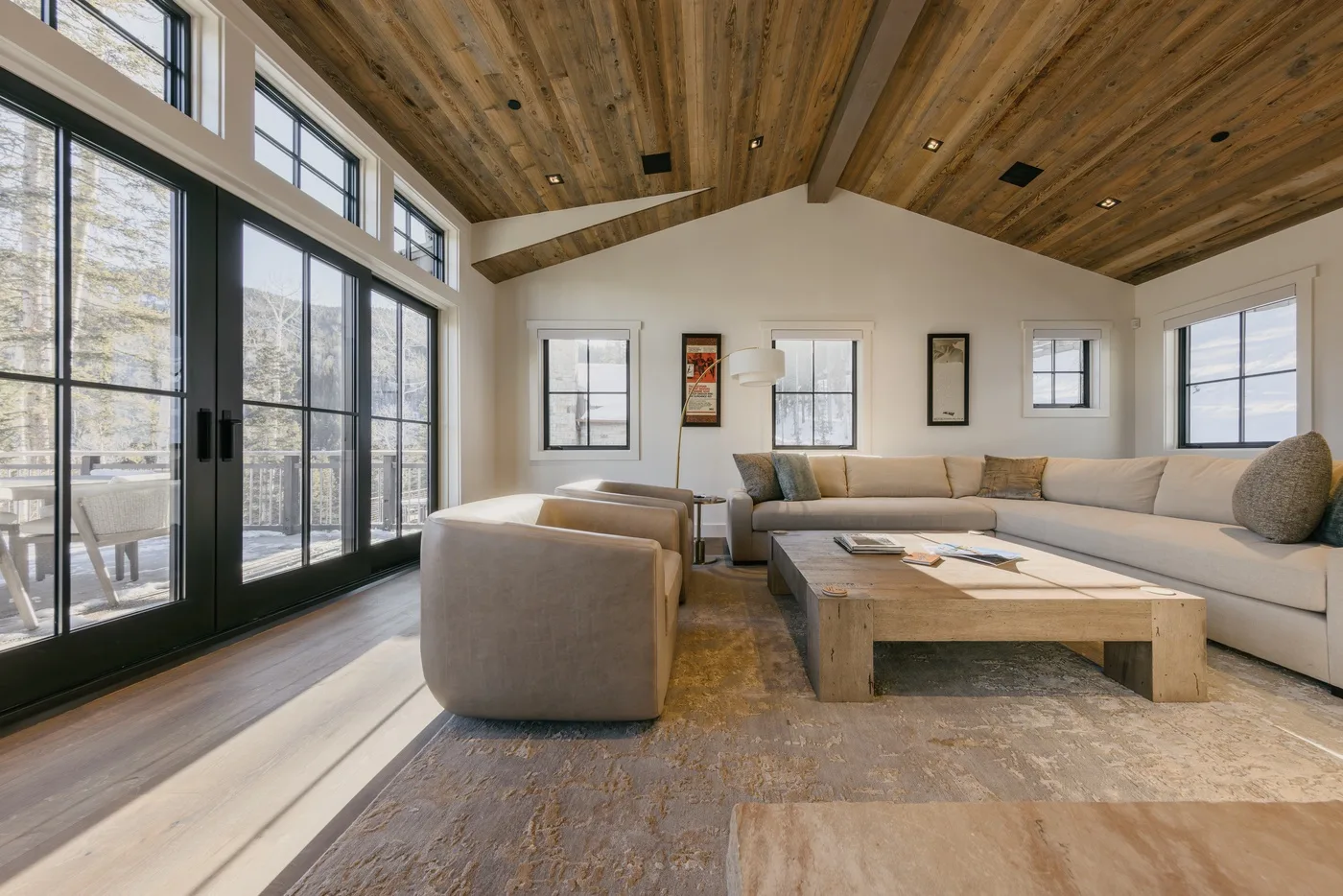 Una sala luminosa con asientos alrededor de una mesa baja de madera.