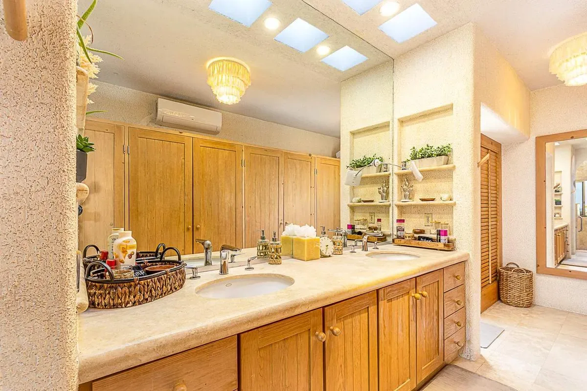 Chic 5BR Oceanview Villa w/ Pool in Pedregal