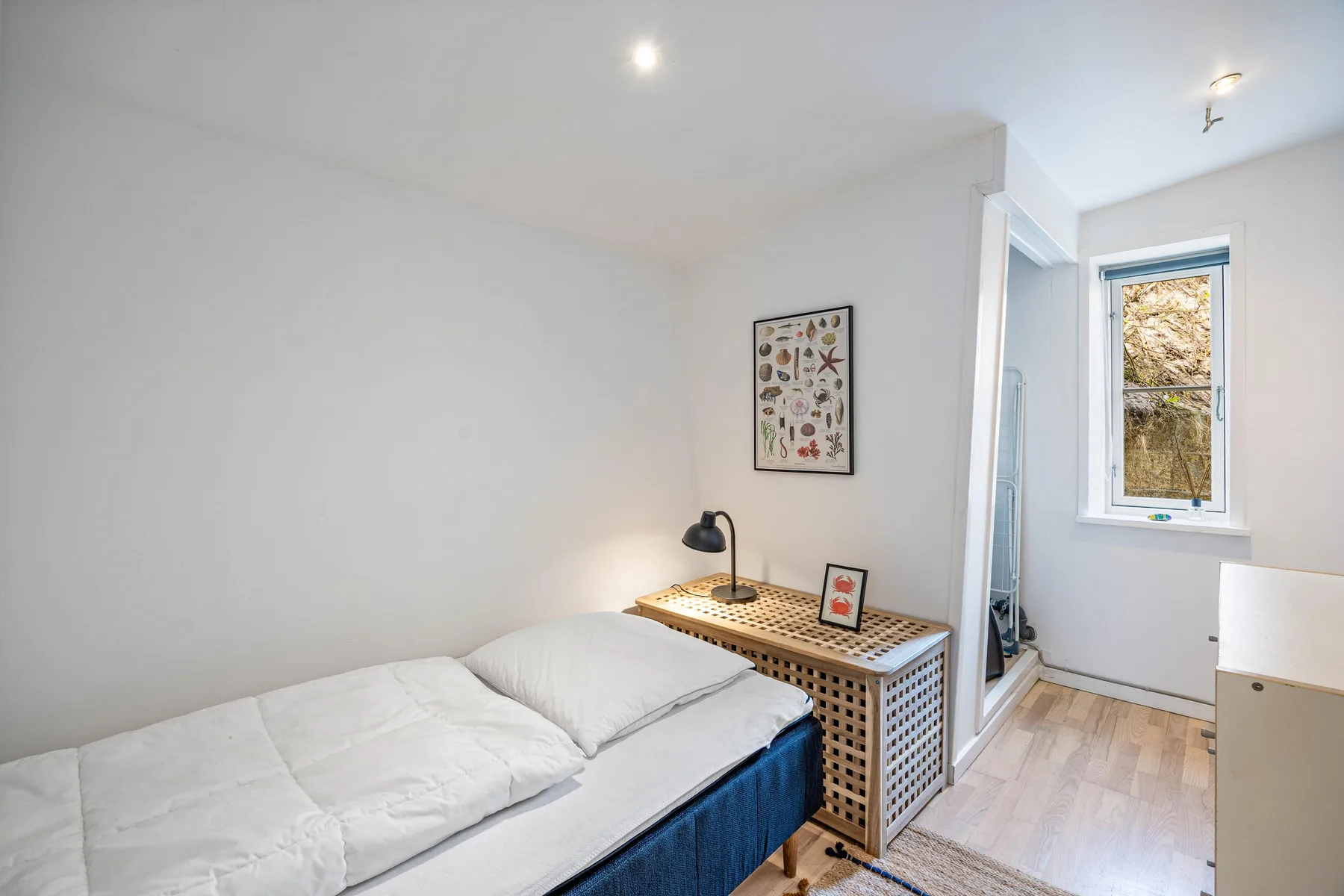 Dormitorio con una cama junto a un mueble con frente de celosía.