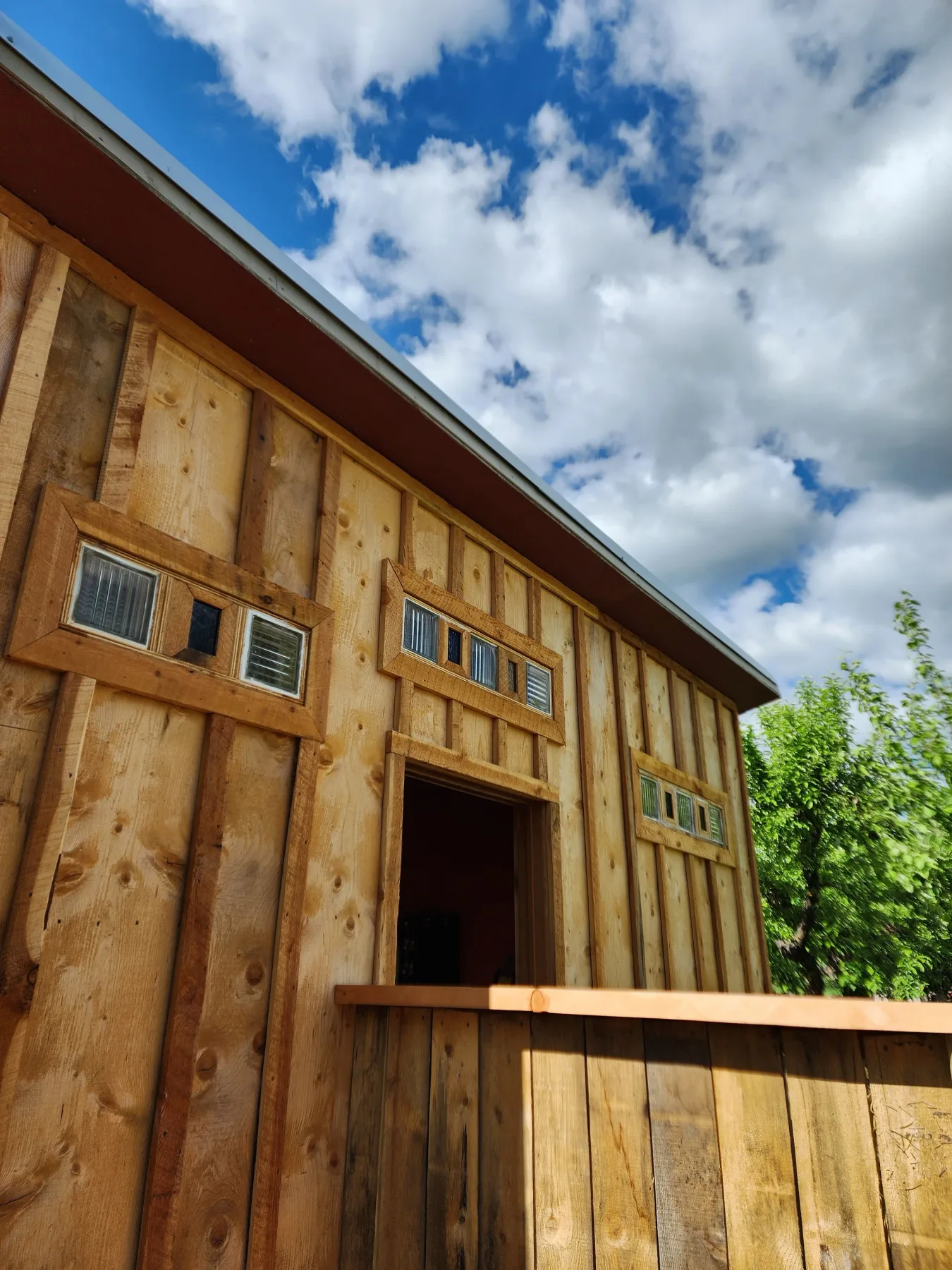 Exterior de un edificio de madera con vitrales