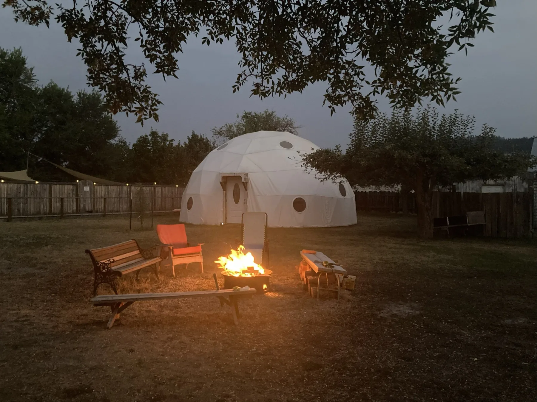 Domo geodésico y fogón de noche