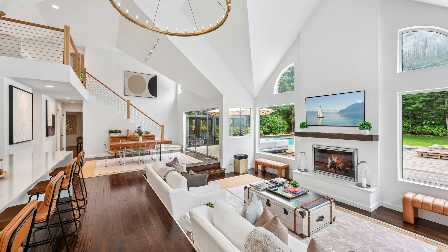 Una sala luminosa con techos altos, asientos y una chimenea.