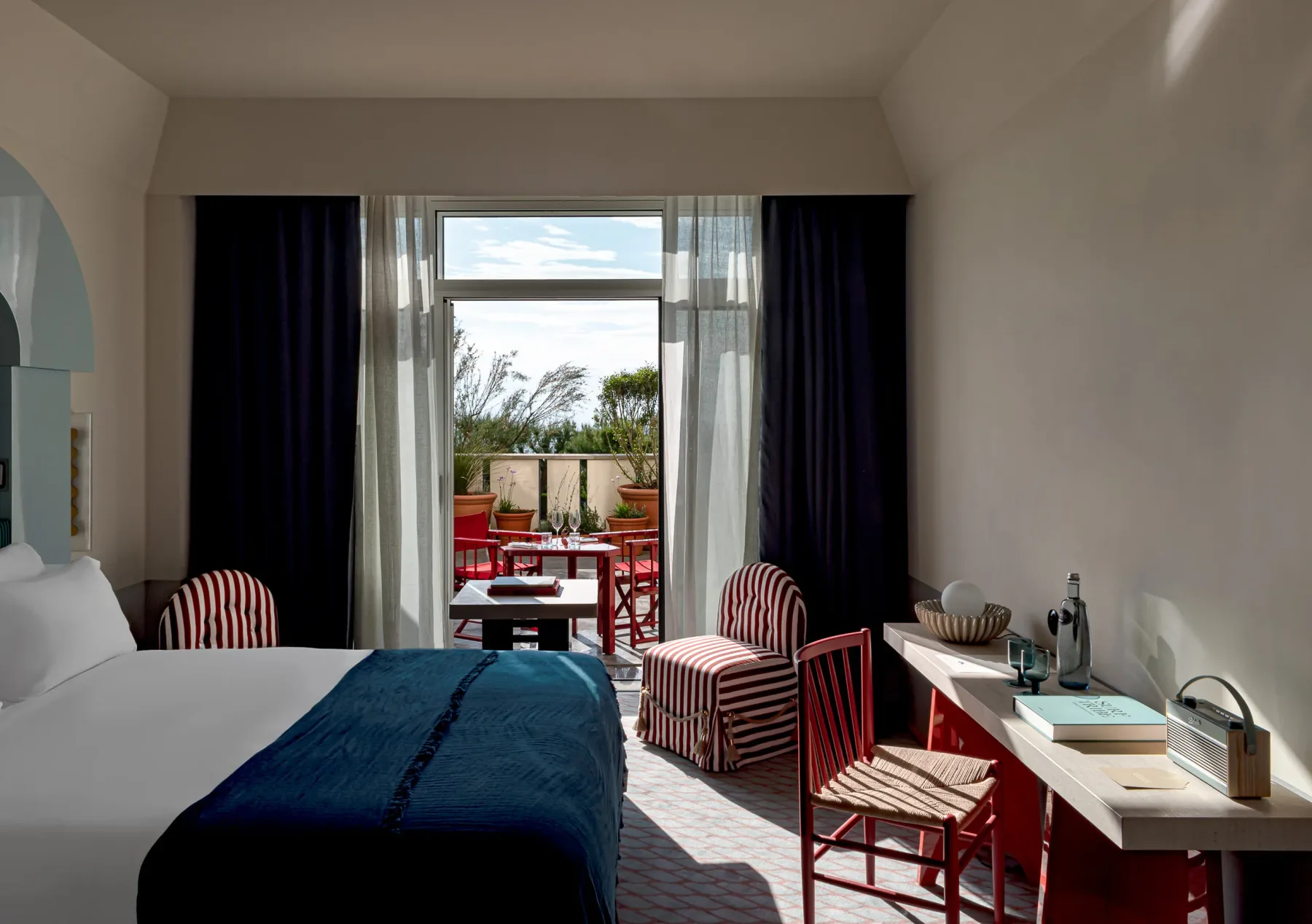 Habitación con puertas que dan a una terraza privada.