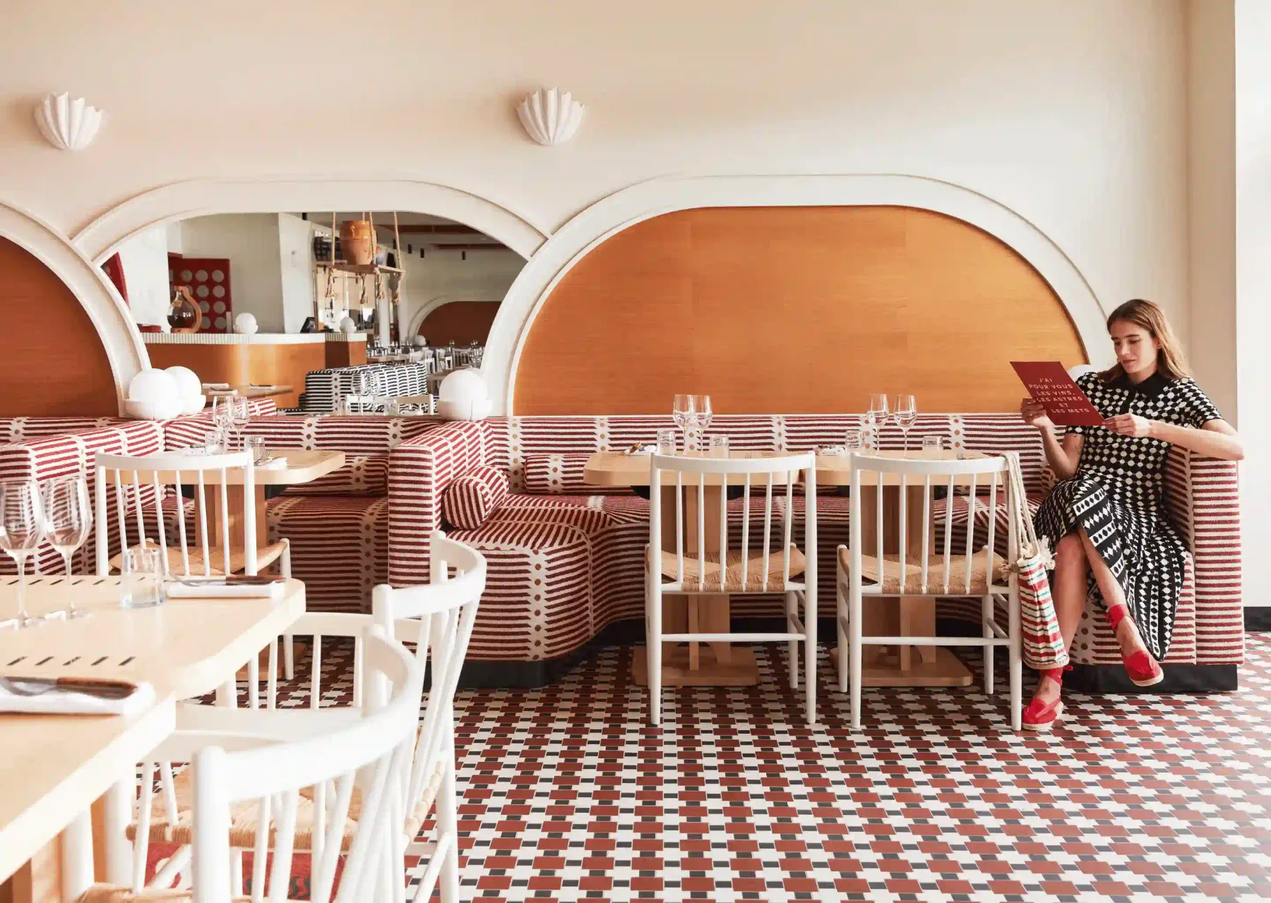 Zona de mesas y asientos del restaurante.