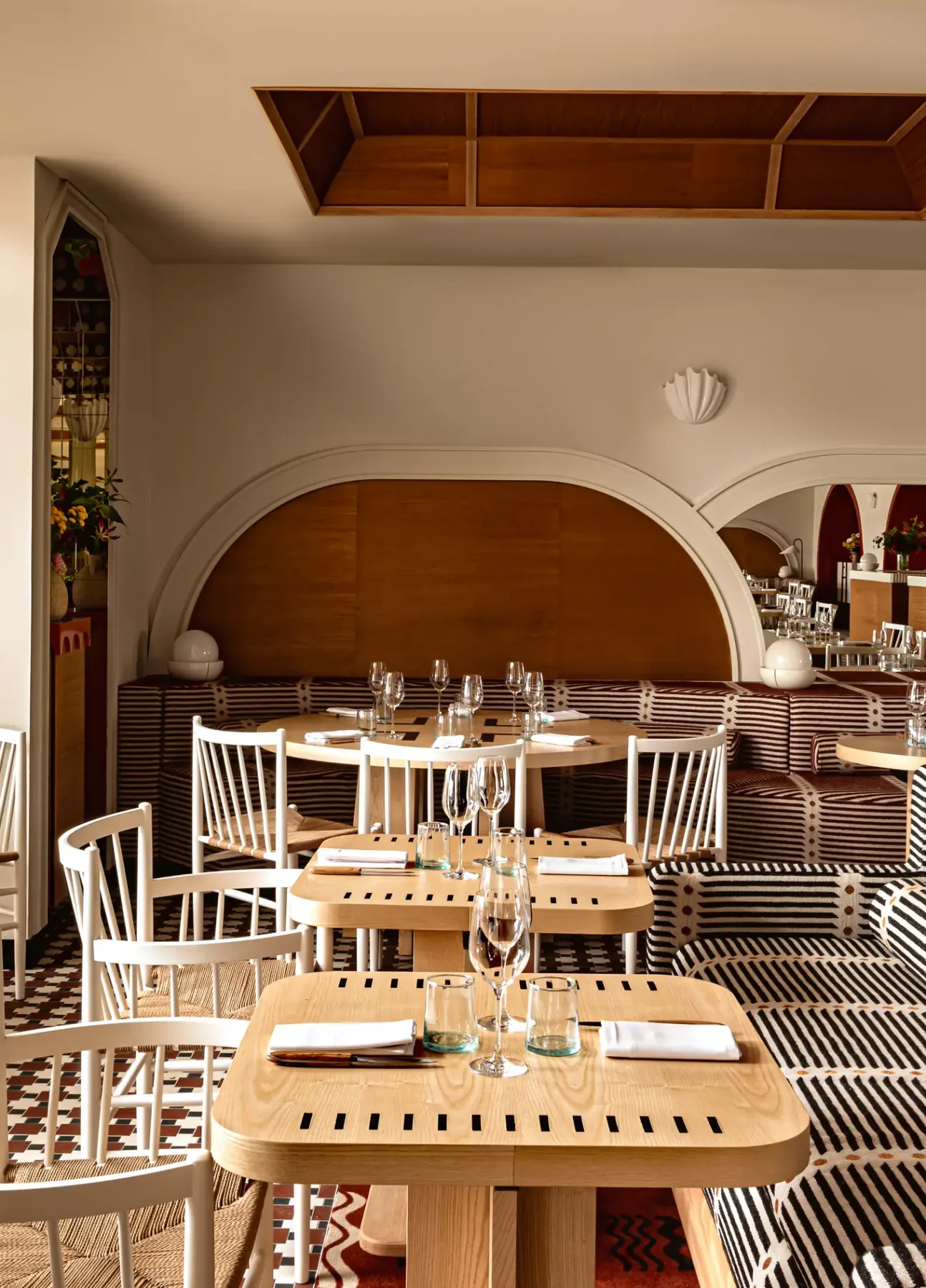 Mesas del restaurante preparadas para el servicio.