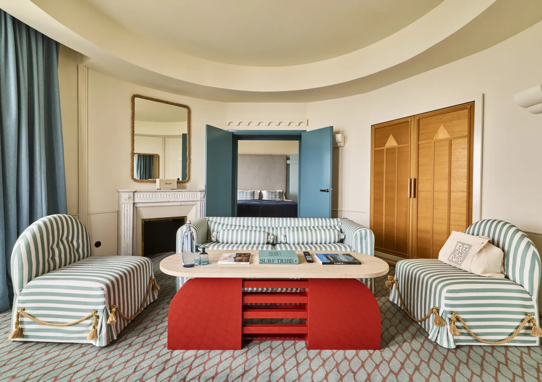 Zona de estar de la suite con sillones y mesa de centro.