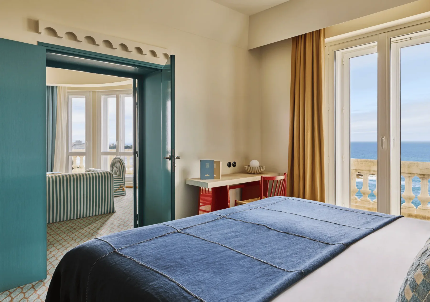 Habitación con una ventana grande con vistas al mar.