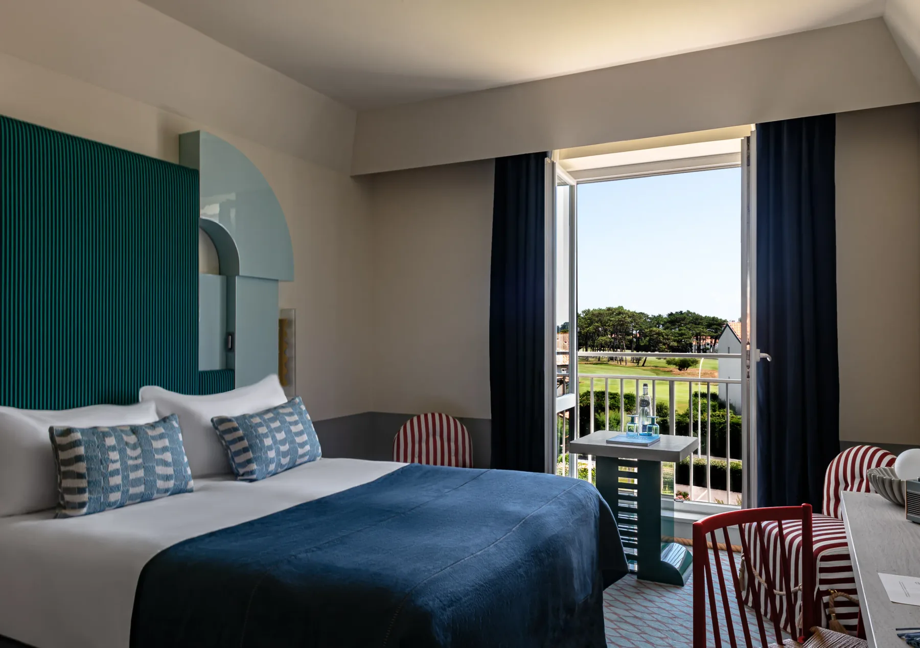 Habitación con vistas a un campo de golf.