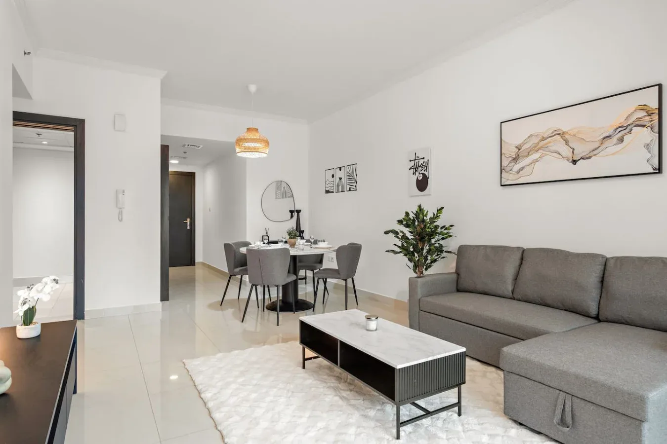 Una luminosa sala de estar y comedor con asientos, una mesa de centro y un área de comedor.