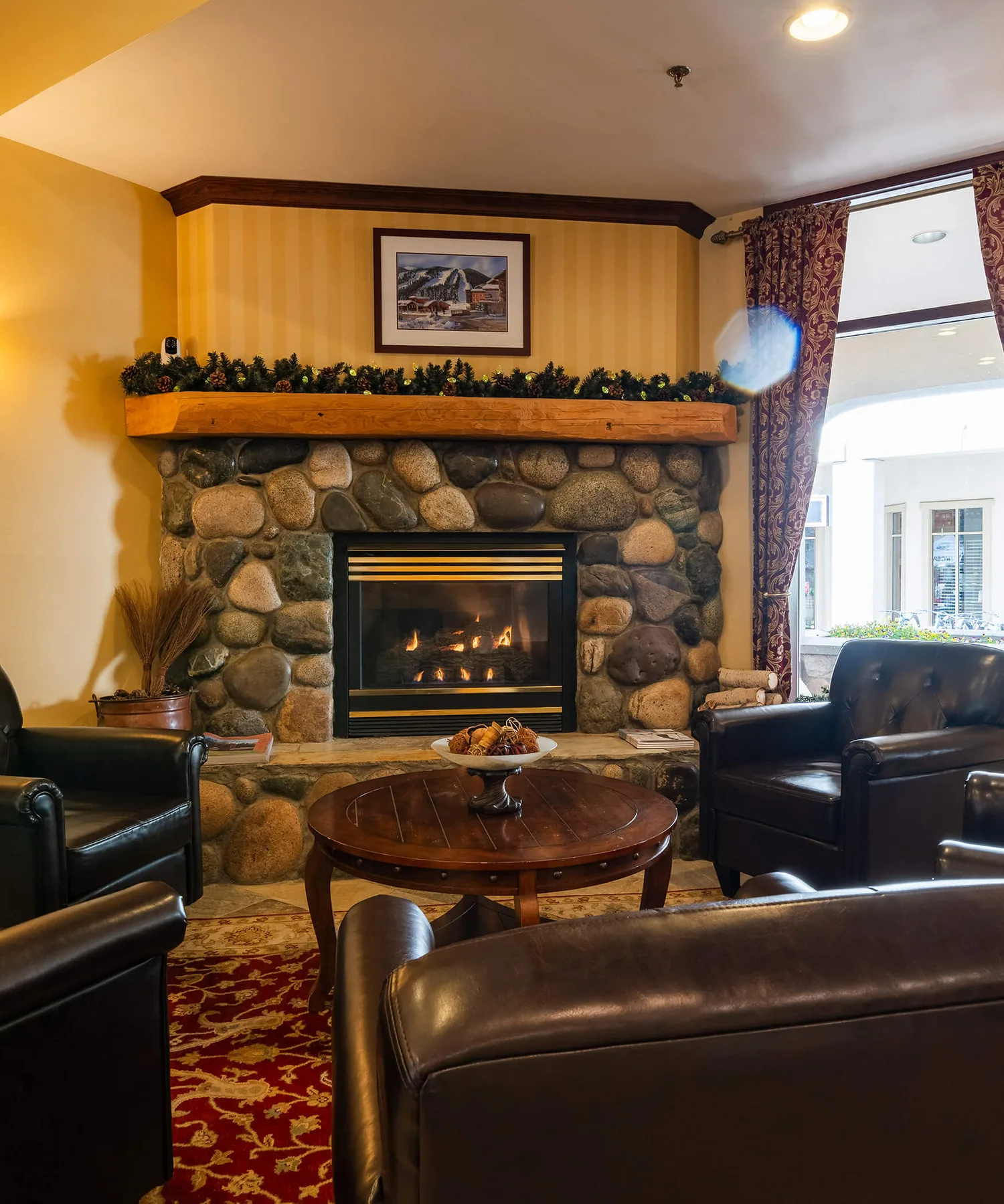 Chimenea y sillones en el Sun Peaks Lodge