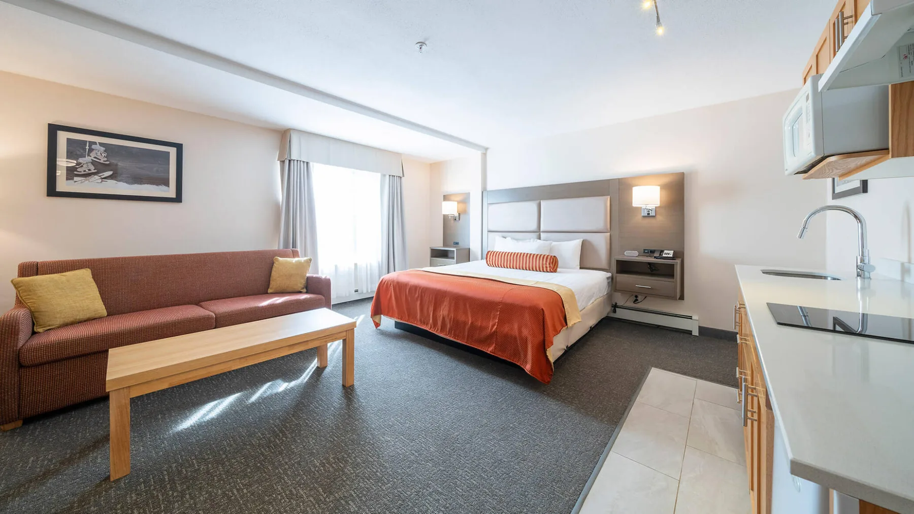Estudio Deluxe con una cama king size y un sofá cama queen size