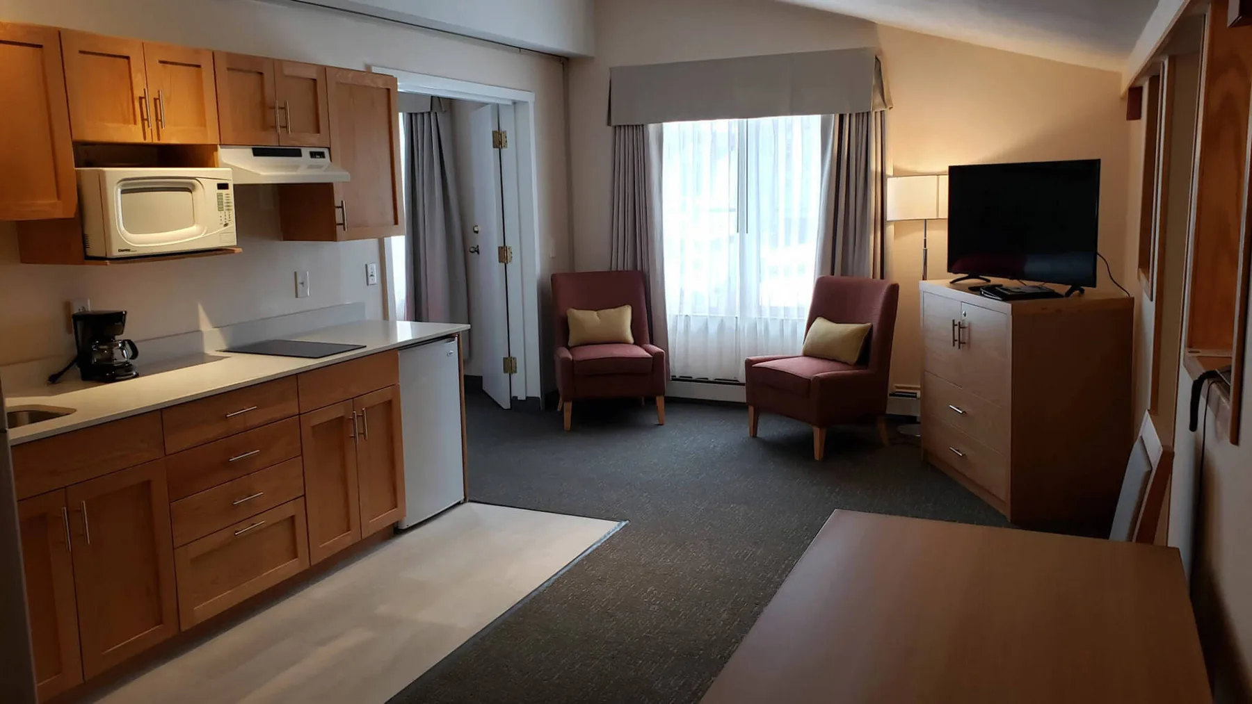 Zona de estar y comedor de la suite familiar de 1 dormitorio