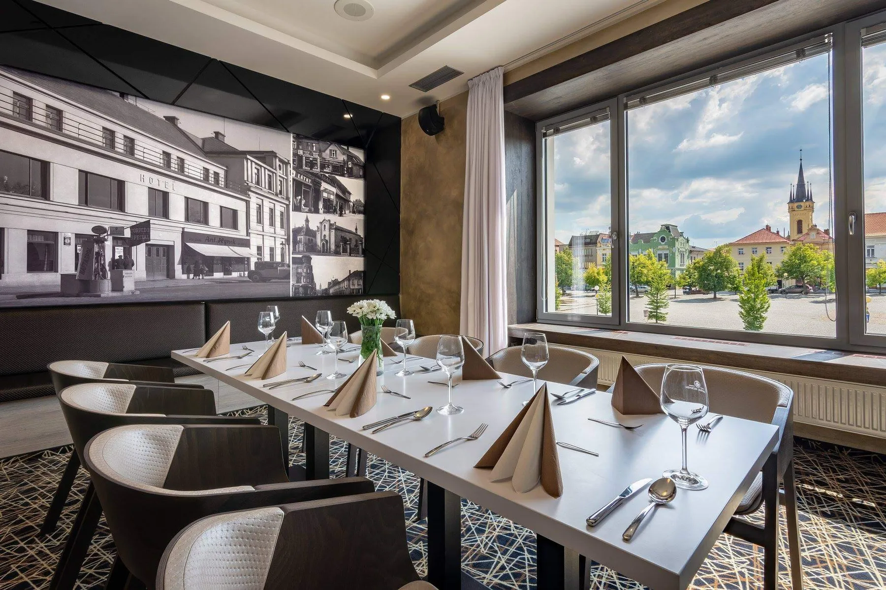 Restaurante del hotel con vistas a la plaza