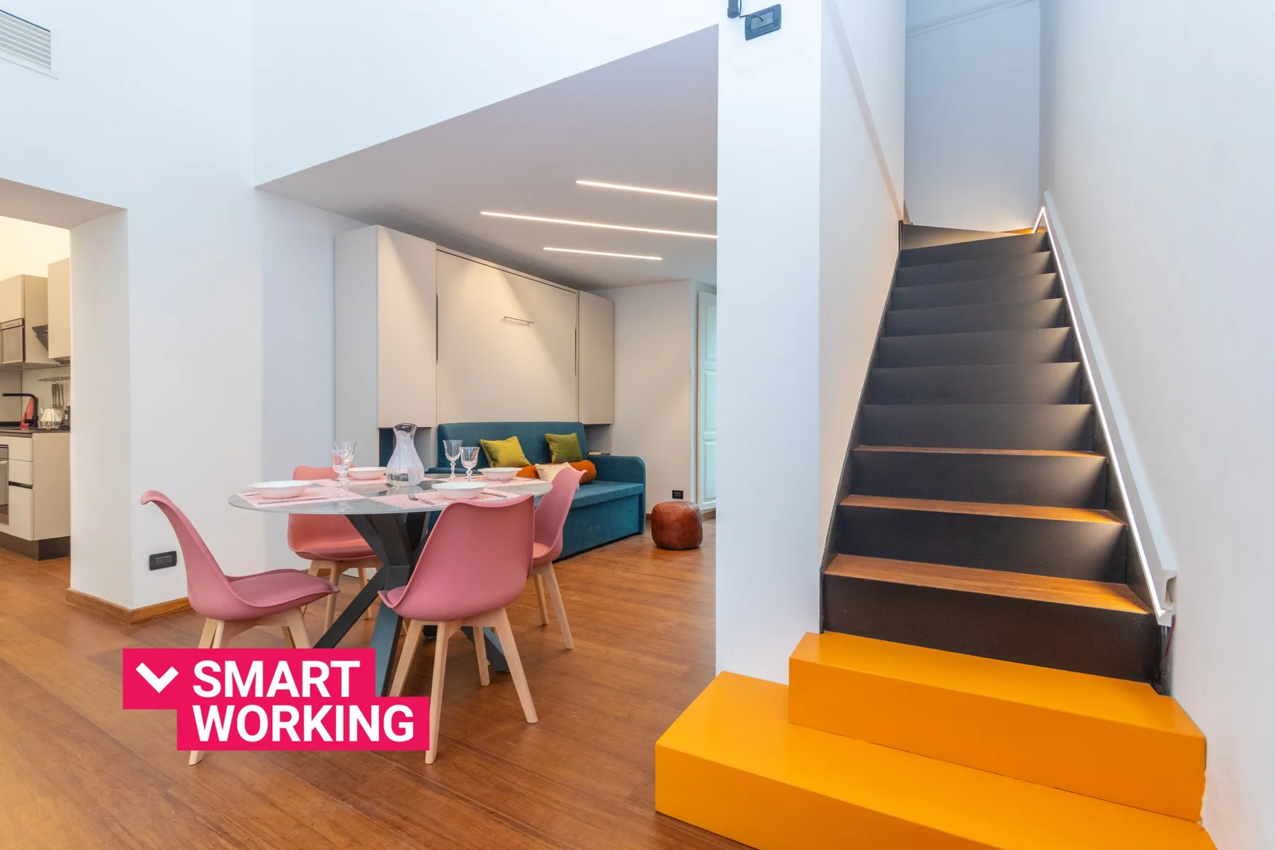 Una zona abierta de comedor y sala de estar está junto a una escalera.