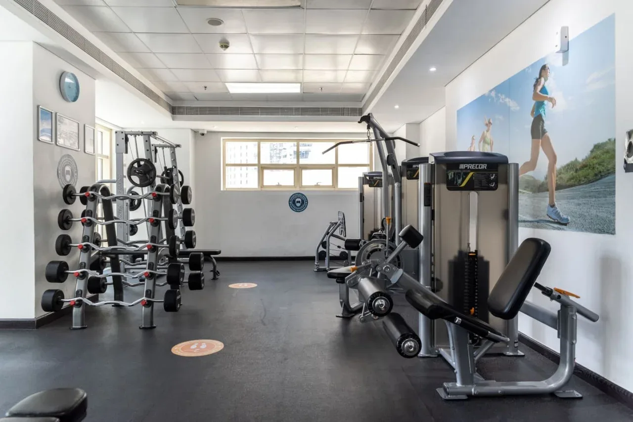 Un gimnasio con máquinas de pesas y equipo para hacer ejercicio.
